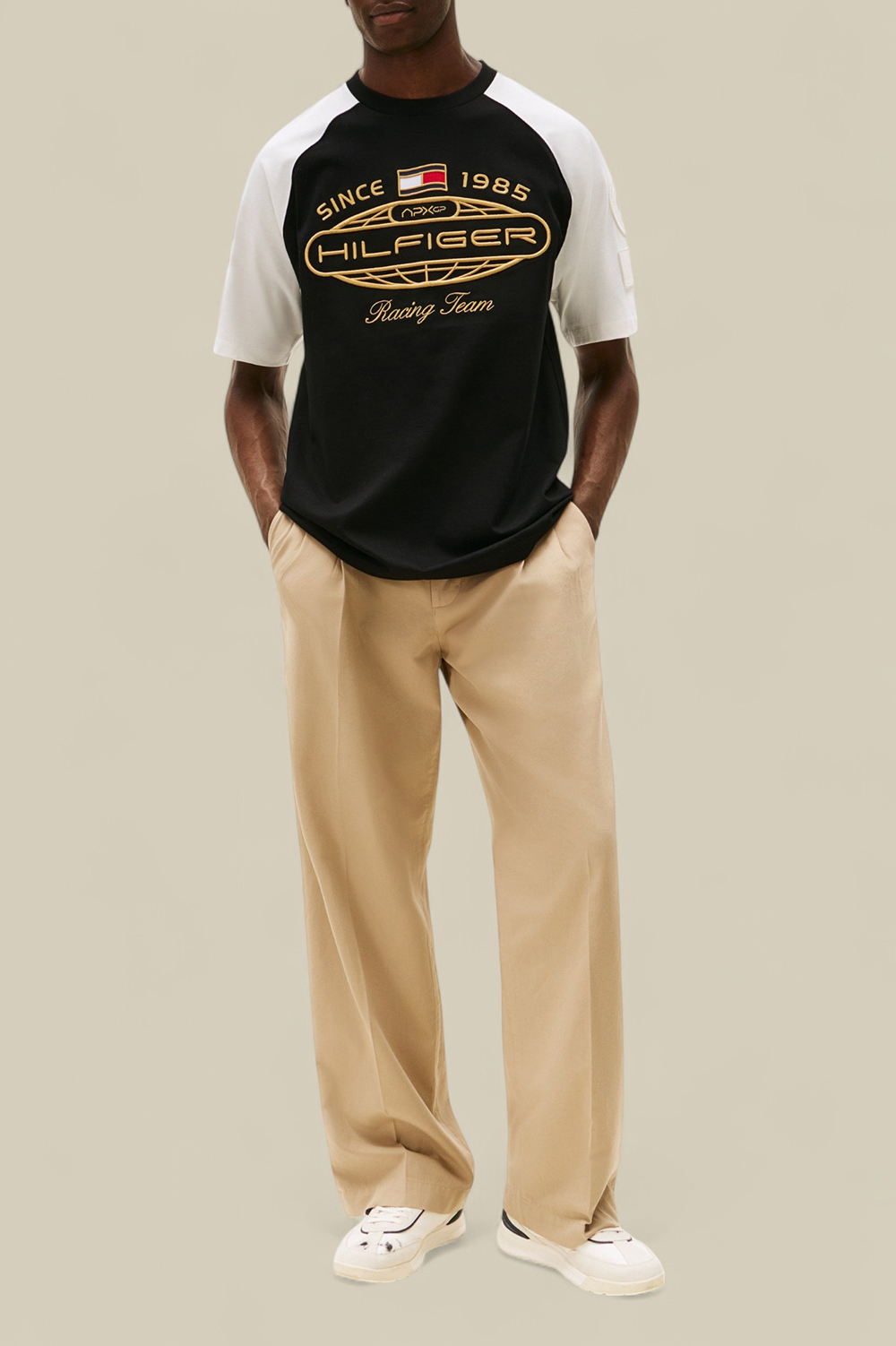 תמונת כל הלוק של חולצת טי